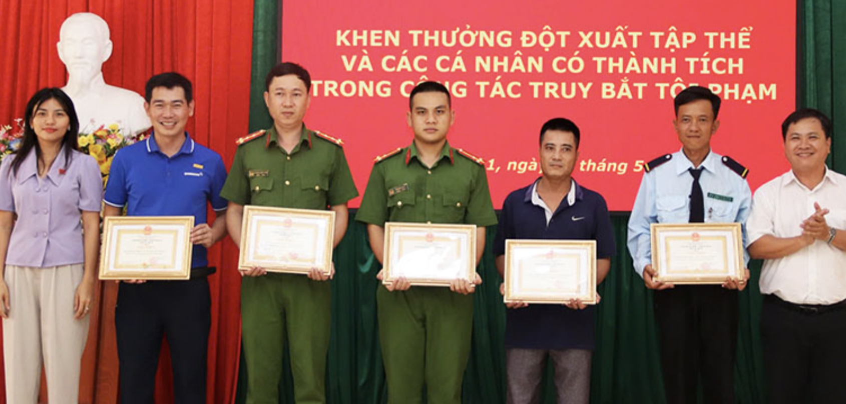 Khen thưởng đột xuất người dân và công an trong vụ bắt nóng kẻ cướp ngân hàng- Ảnh 1.