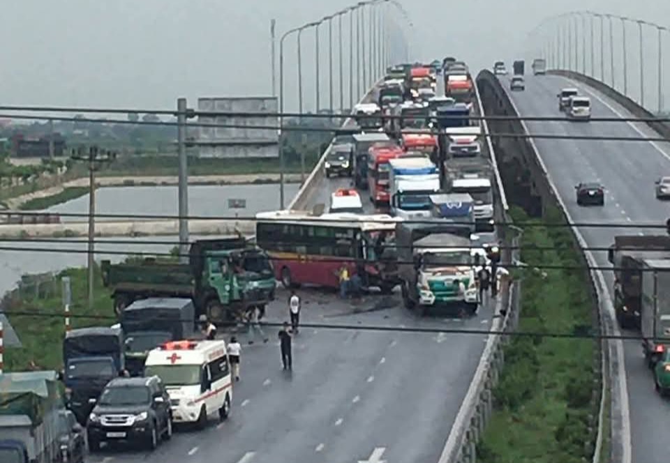 Tai nạn giữa xe khách và ô tô tải, cao tốc Cao Bồ - Mai Sơn ùn tắc kéo dài- Ảnh 1. Tai nạn giữa xe khách và ô tô tải, cao tốc Cao Bồ - Mai Sơn ùn tắc kéo dài- Ảnh 1.