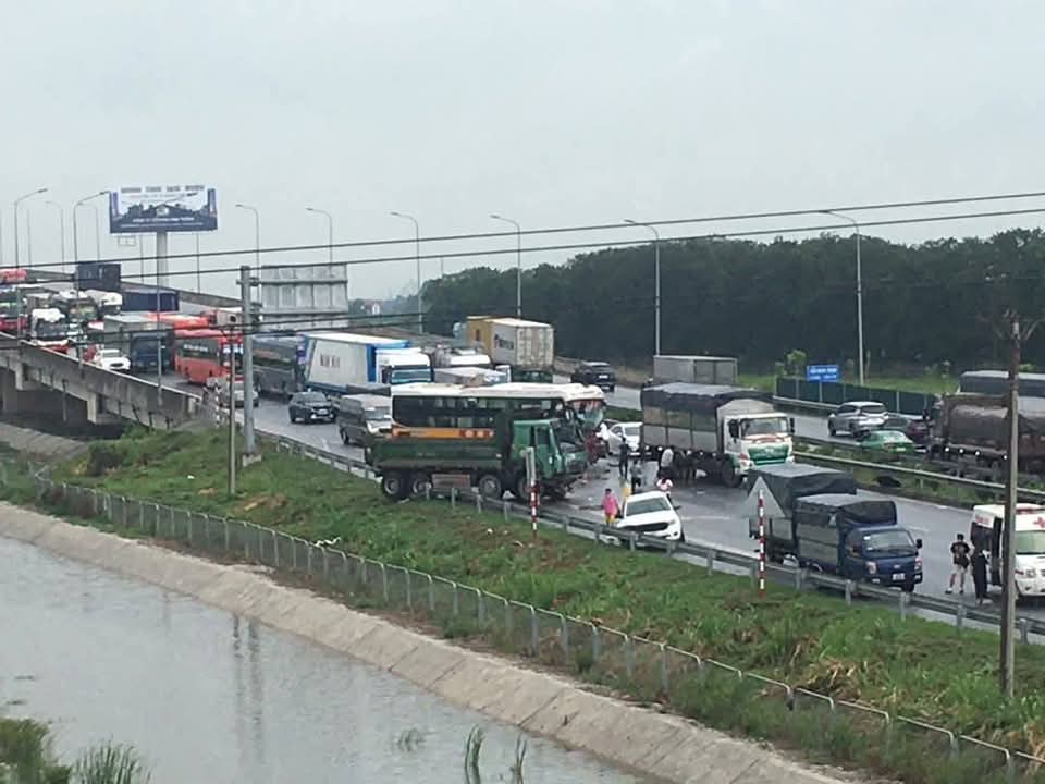 Tai nạn giữa xe khách và ô tô tải, cao tốc Cao Bồ - Mai Sơn ùn tắc kéo dài- Ảnh 2. Tai nạn giữa xe khách và ô tô tải, cao tốc Cao Bồ - Mai Sơn ùn tắc kéo dài- Ảnh 2.