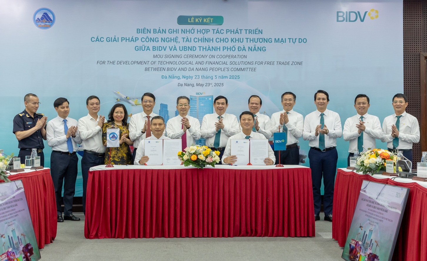 BIDV hợp tác phát triển giải pháp công nghệ tài chính với UBND TP Đà Nẵng- Ảnh 3. C:\Users\ASUS\Downloads\Đại diện BIDV và UBND TP ĐN ký kết Biên bản ghi nhớ.jpg