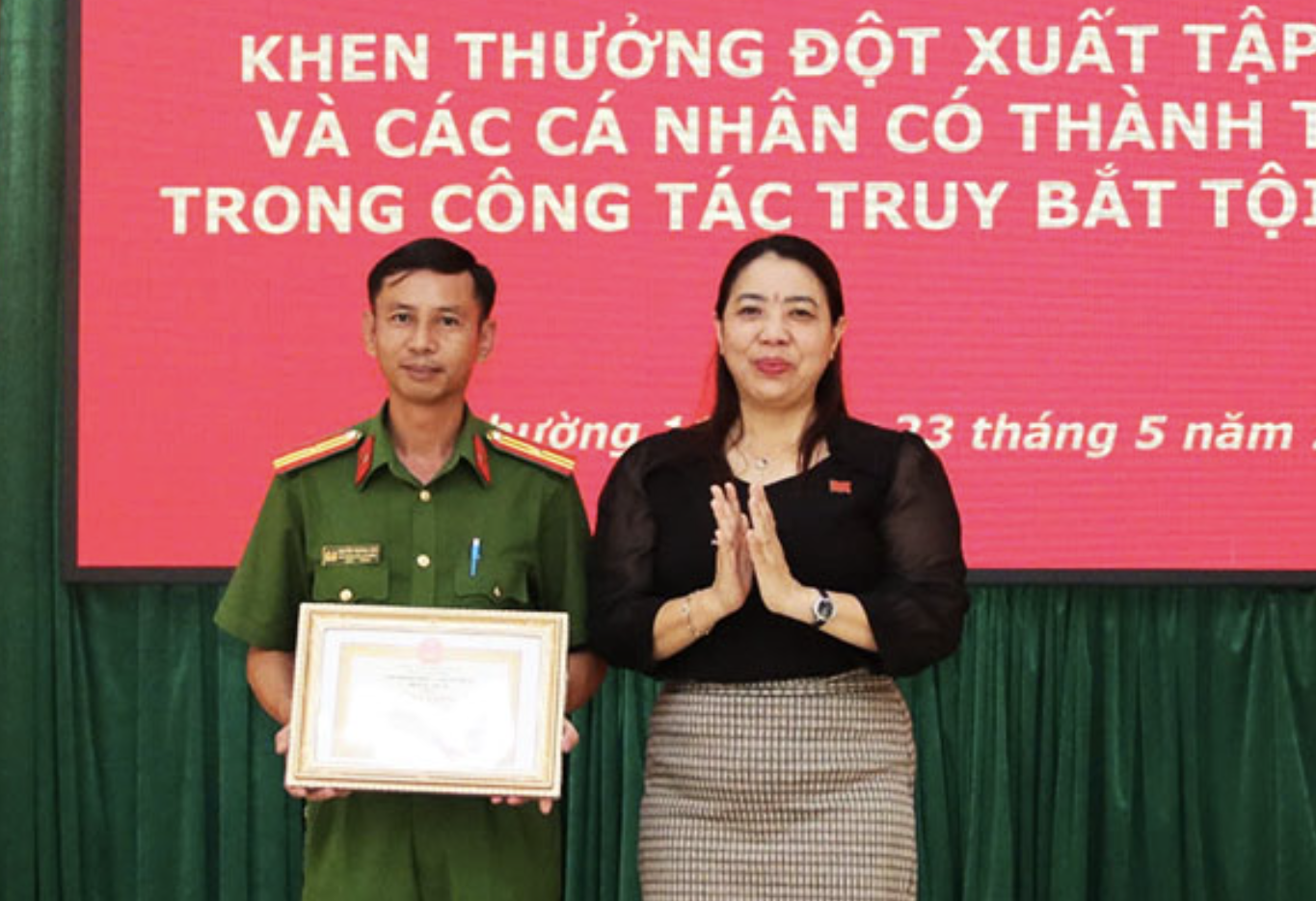 Khen thưởng đột xuất người dân và công an trong vụ bắt nóng kẻ cướp ngân hàng- Ảnh 2.
