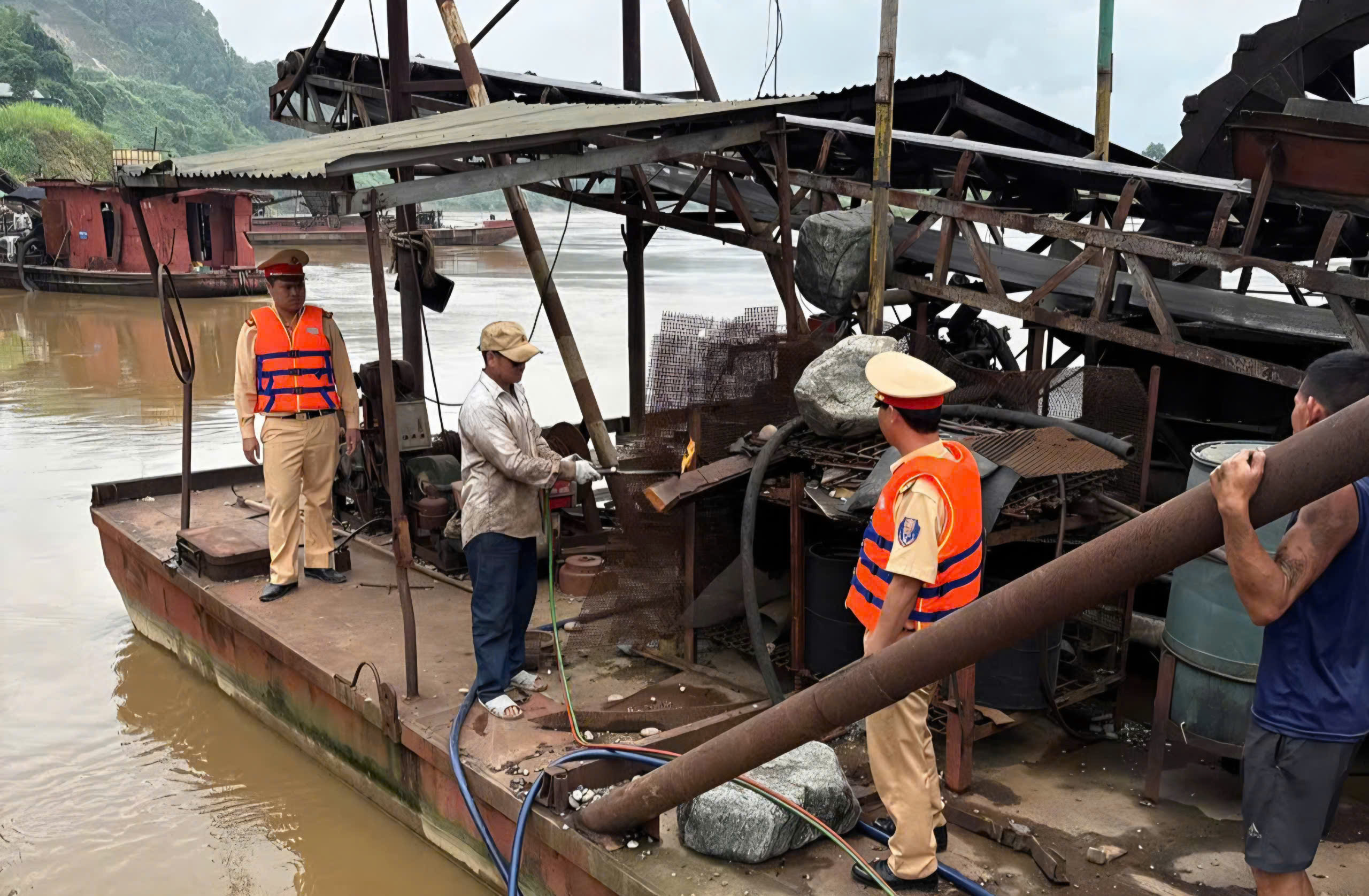 CSGT đường thủy bảo đảm an toàn giao thông trên lòng hồ Thác Bà- Ảnh 3. CSGT đường thủy bảo đảm an toàn giao thông trên lòng hồ Thác Bà- Ảnh 3.