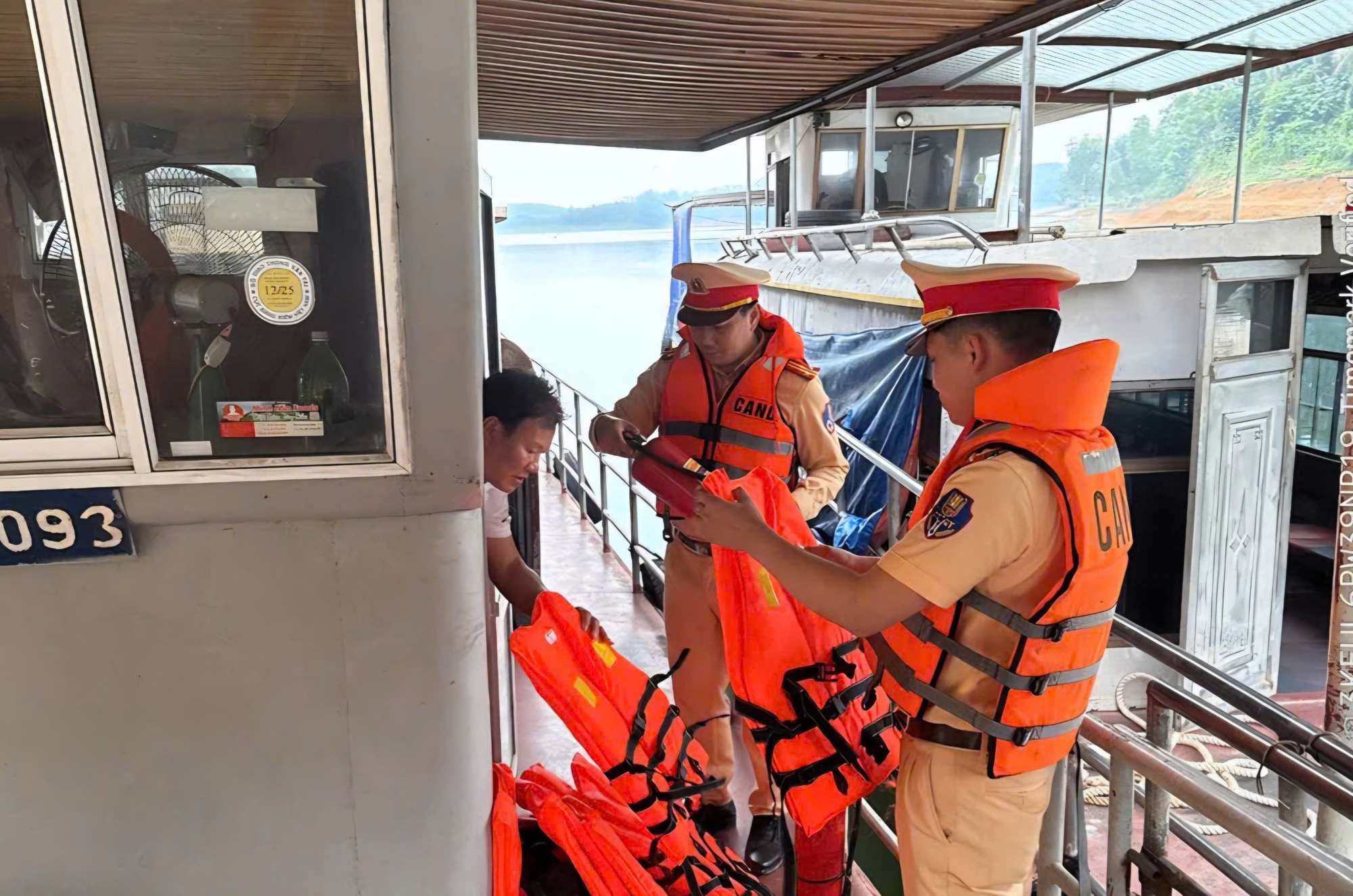 CSGT đường thủy bảo đảm an toàn giao thông trên lòng hồ Thác Bà- Ảnh 2. CSGT đường thủy bảo đảm an toàn giao thông trên lòng hồ Thác Bà- Ảnh 2.