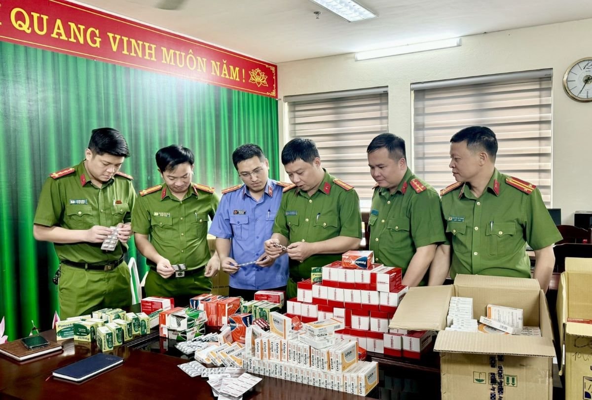 Thủ tướng yêu cầu tiếp tục đẩy mạnh cao điểm đấu tranh ngăn chặn buôn lậu, hàng giả- Ảnh 1. Thủ tướng yêu cầu tiếp tục đẩy mạnh cao điểm đấu tranh ngăn chặn buôn lậu, hàng giả- Ảnh 1.