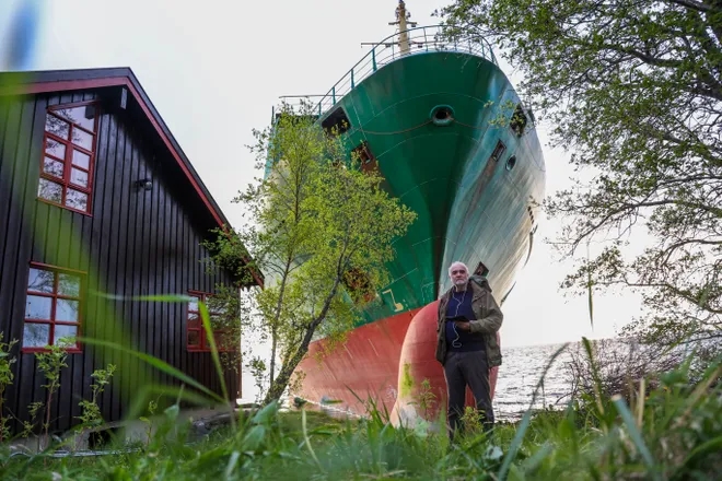 Tàu container Na Uy dài 135m mắc cạn ngay trước nhà dân- Ảnh 1. Tàu container Na Uy dài 135m mắc cạn ngay trước nhà dân- Ảnh 1.