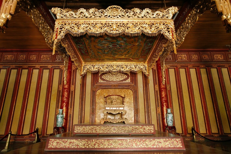 Phó Thủ tướng yêu cầu xử lý trách nhiệm vụ phá hoại "Ngai vua triều Nguyễn"- Ảnh 1. Phó Thủ tướng yêu cầu xử lý trách nhiệm vụ phá hoại "Ngai vua triều Nguyễn"- Ảnh 1.