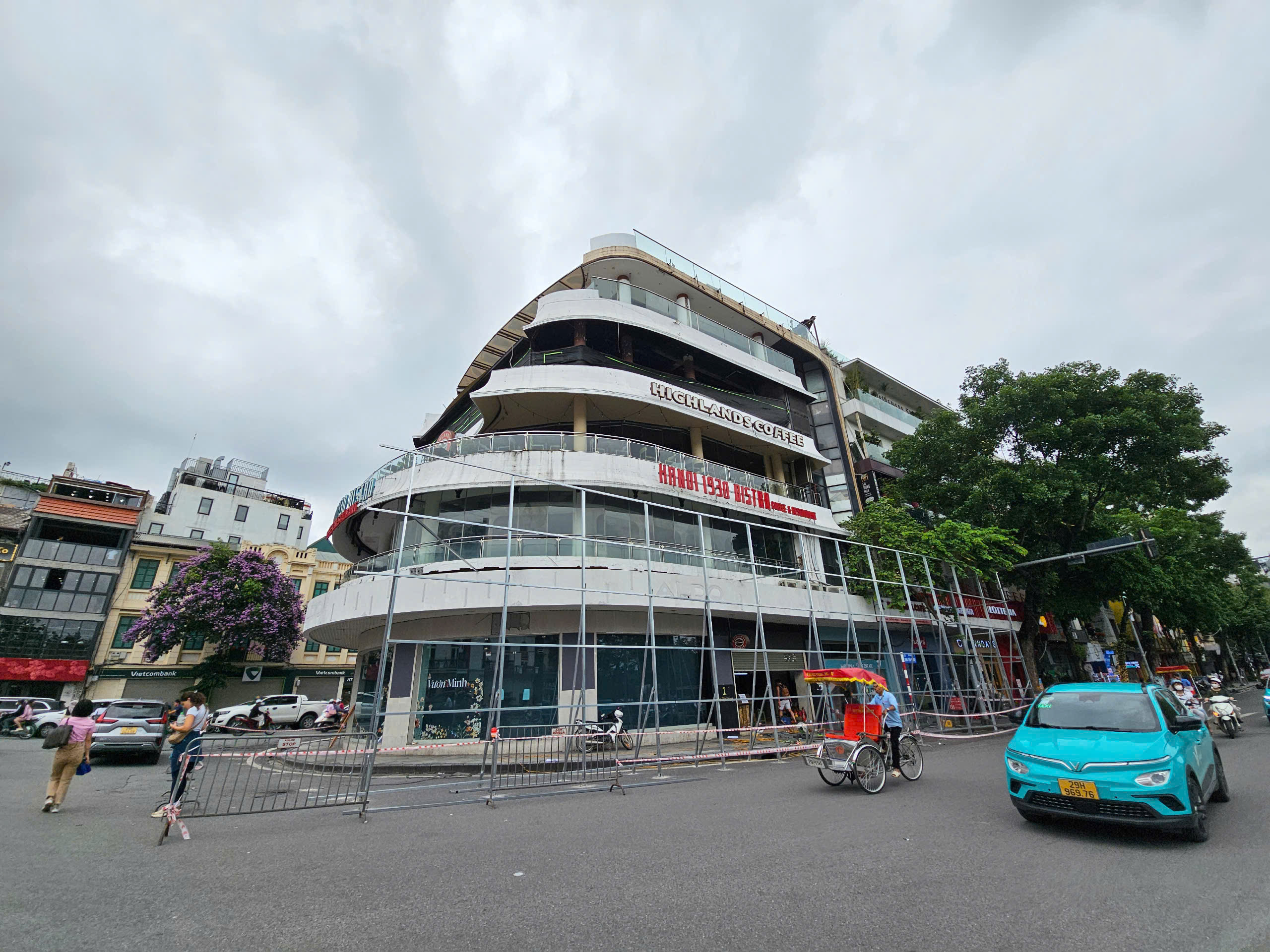 Hà Nội: Dựng rào chắn, chuẩn bị phá dỡ toà nhà "Hàm cá mập"- Ảnh 7. Hà Nội: Dựng rào chắn, chuẩn bị phá dỡ toà nhà "Hàm cá mập"- Ảnh 7.