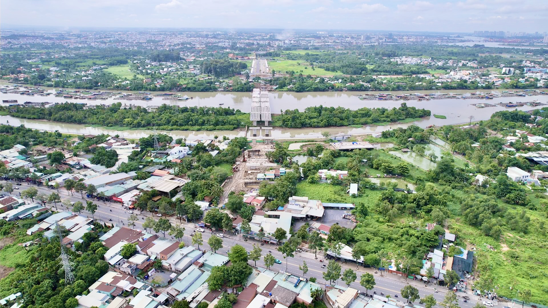 Mặt bằng "xôi đỗ", công trường đường trục trung tâm với cầu Thống Nhất vẫn rộn tiếng máy- Ảnh 2.