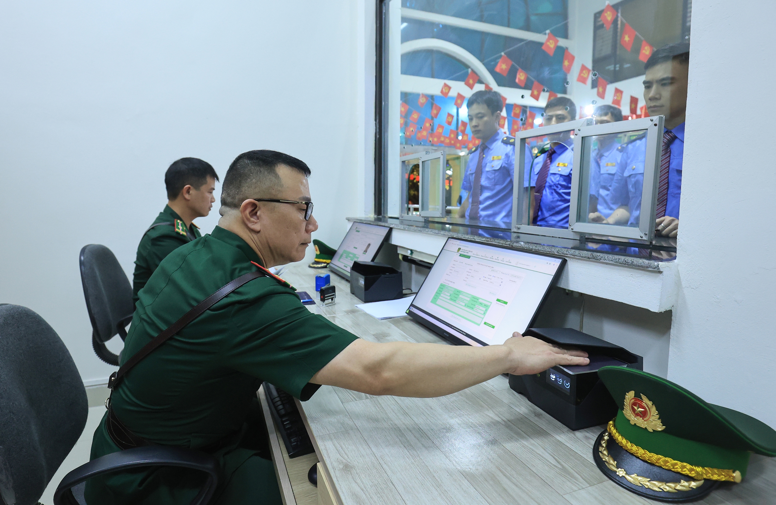 Tàu liên vận quốc tế đầu tiên đến ga Đồng Đăng sau 5 năm gián đoạn- Ảnh 6.