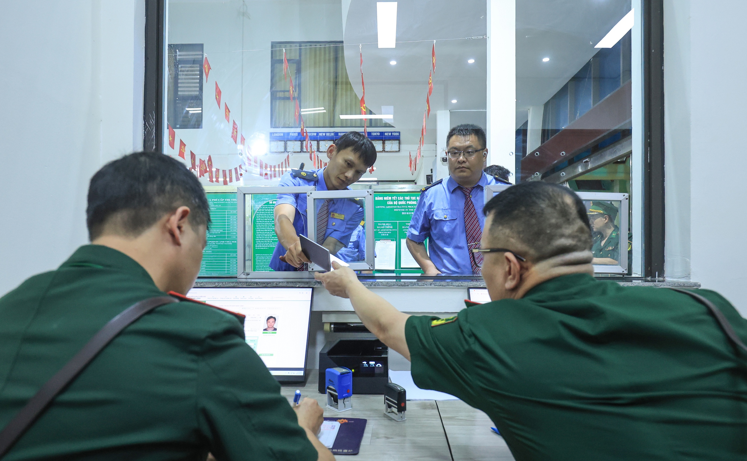 Tàu liên vận quốc tế đầu tiên đến ga Đồng Đăng sau 5 năm gián đoạn- Ảnh 7.
