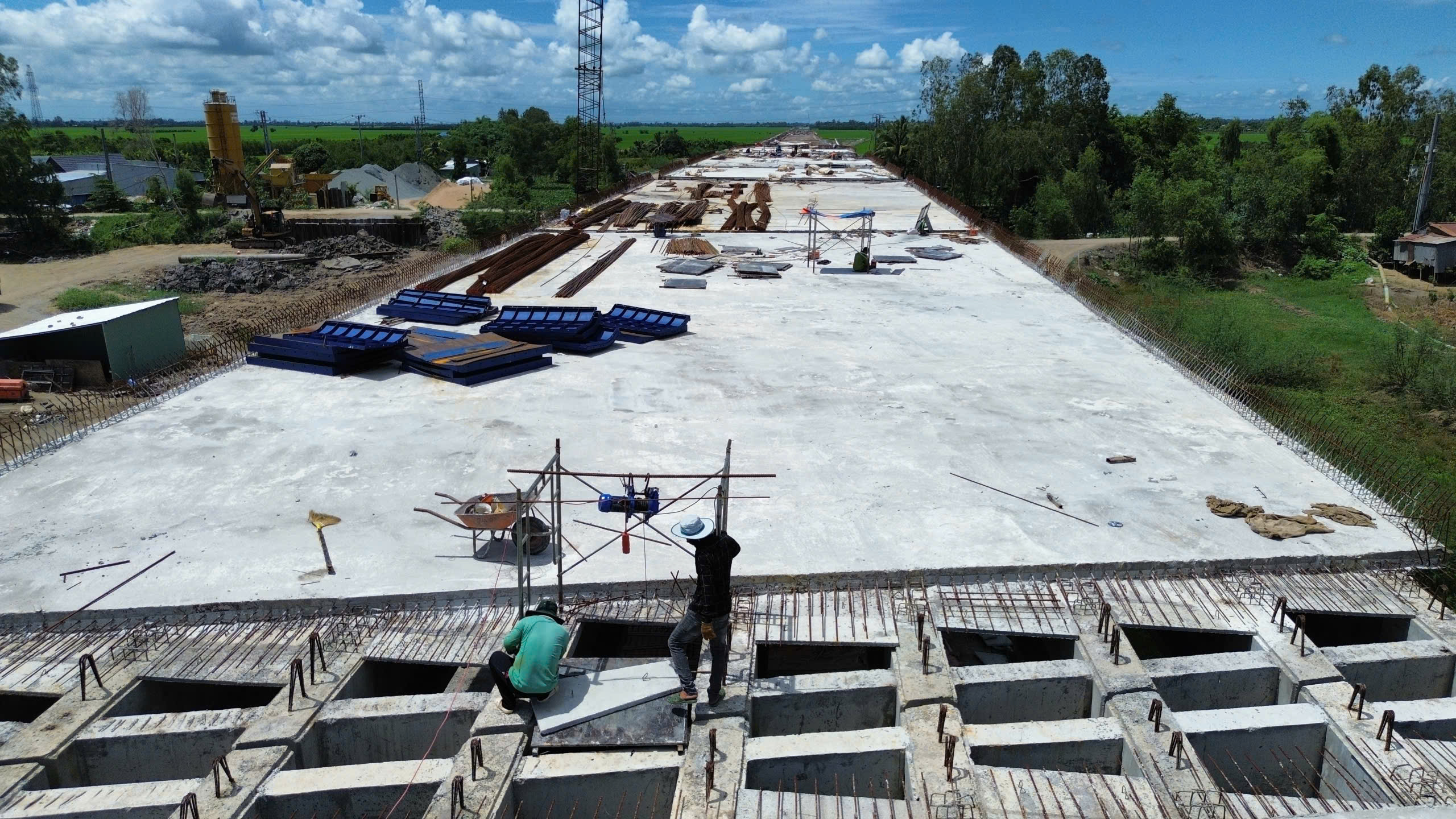 Được gỡ khó vật liệu, cao tốc Châu Đốc - Cần Thơ - Sóc Trăng qua An Giang vượt tiến độ- Ảnh 9. Được gỡ khó vật liệu, cao tốc Châu Đốc - Cần Thơ - Sóc Trăng qua An Giang vượt tiến độ- Ảnh 9.