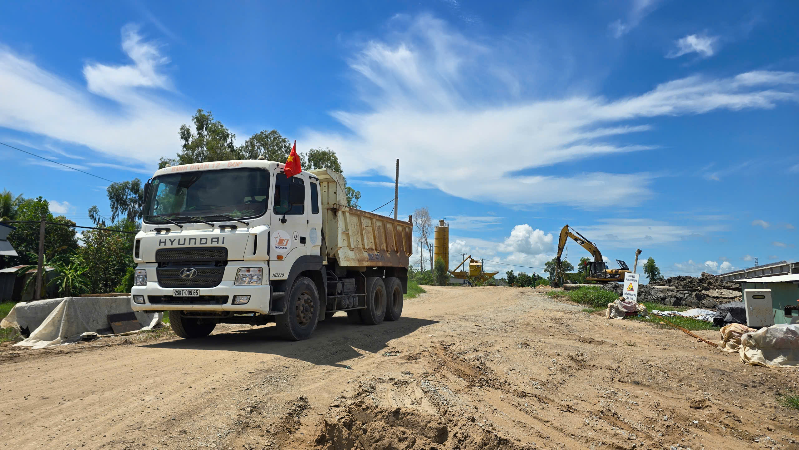 Được gỡ khó vật liệu, cao tốc Châu Đốc - Cần Thơ - Sóc Trăng qua An Giang vượt tiến độ- Ảnh 3. Được gỡ khó vật liệu, cao tốc Châu Đốc - Cần Thơ - Sóc Trăng qua An Giang vượt tiến độ- Ảnh 3.