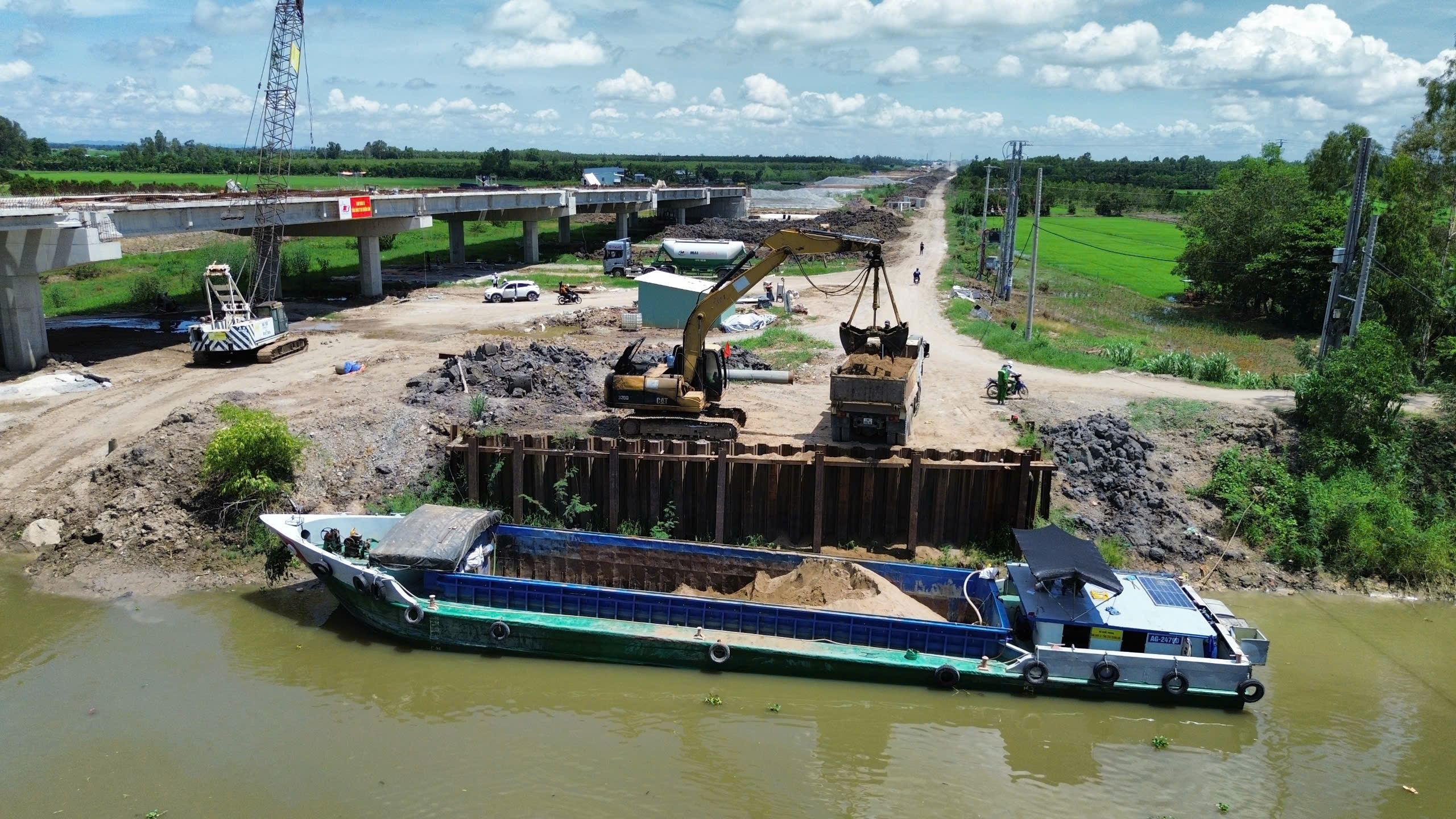 Được gỡ khó vật liệu, cao tốc Châu Đốc - Cần Thơ - Sóc Trăng qua An Giang vượt tiến độ- Ảnh 7. Được gỡ khó vật liệu, cao tốc Châu Đốc - Cần Thơ - Sóc Trăng qua An Giang vượt tiến độ- Ảnh 7.