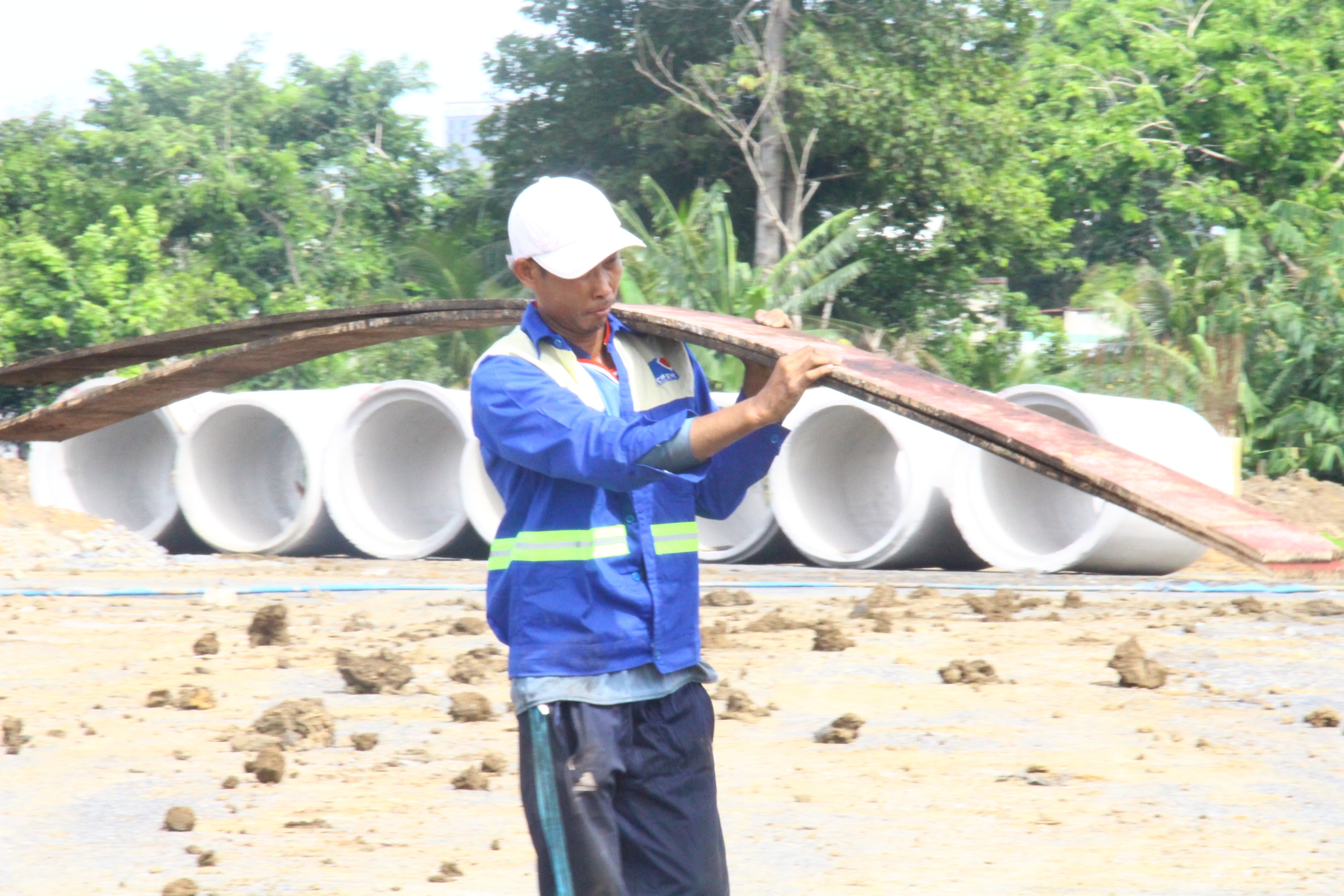 Mặt bằng "xôi đỗ", công trường đường trục trung tâm với cầu Thống Nhất vẫn rộn tiếng máy- Ảnh 11.