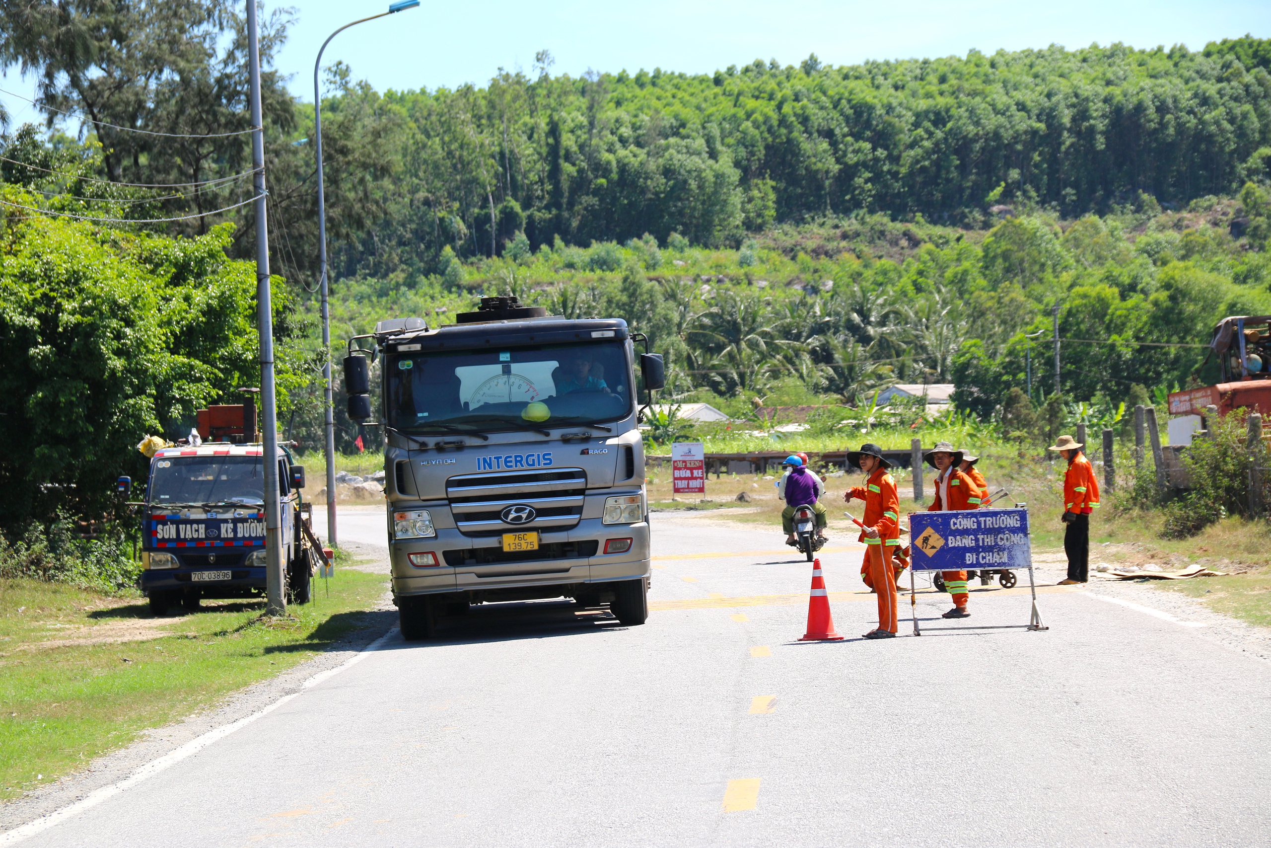 Cấp thiết nâng cấp đường kết nối cảng Dung Quất với quốc lộ và cao tốc- Ảnh 2. Cấp thiết nâng cấp đường kết nối cảng Dung Quất với quốc lộ và cao tốc- Ảnh 2.