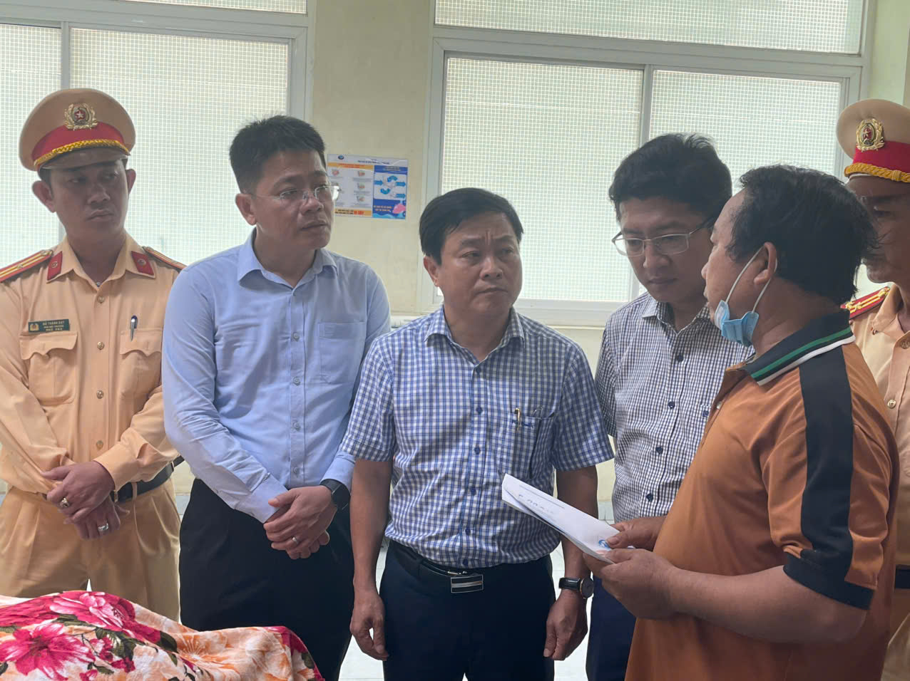 Ban ATGT Quảng Ngãi thăm hỏi, hỗ trợ các nạn nhân vụ lật xe tải 4 người thương vong- Ảnh 1. Ban ATGT Quảng Ngãi thăm hỏi, hỗ trợ các nạn nhân vụ lật xe tải 4 người thương vong- Ảnh 1.