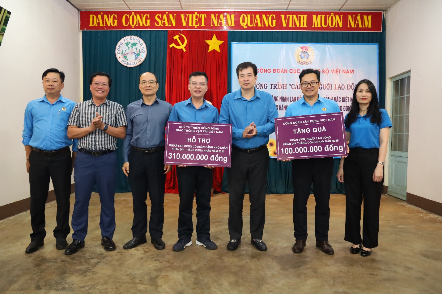 Hơn 400 triệu đồng hỗ trợ đoàn viên, người lao động ngành đường bộ có hoàn cảnh khó khăn- Ảnh 1.