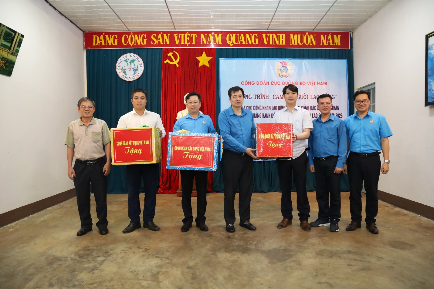 Hơn 400 triệu đồng hỗ trợ đoàn viên, người lao động ngành đường bộ có hoàn cảnh khó khăn- Ảnh 2.