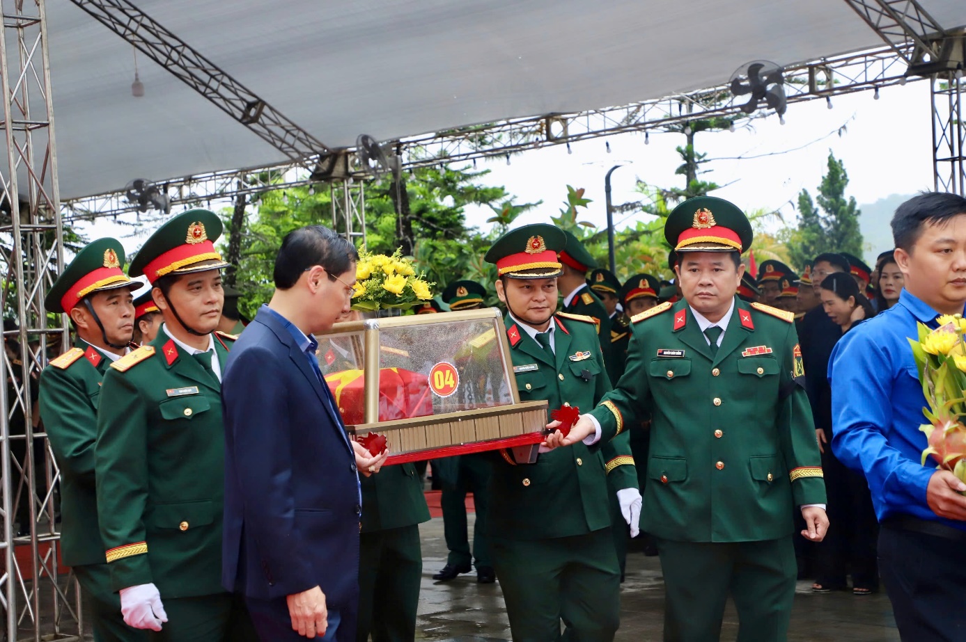 Hà Tĩnh tổ chức lễ truy điệu, an táng 4 hài cốt liệt sĩ hy sinh ở Lào- Ảnh 2.