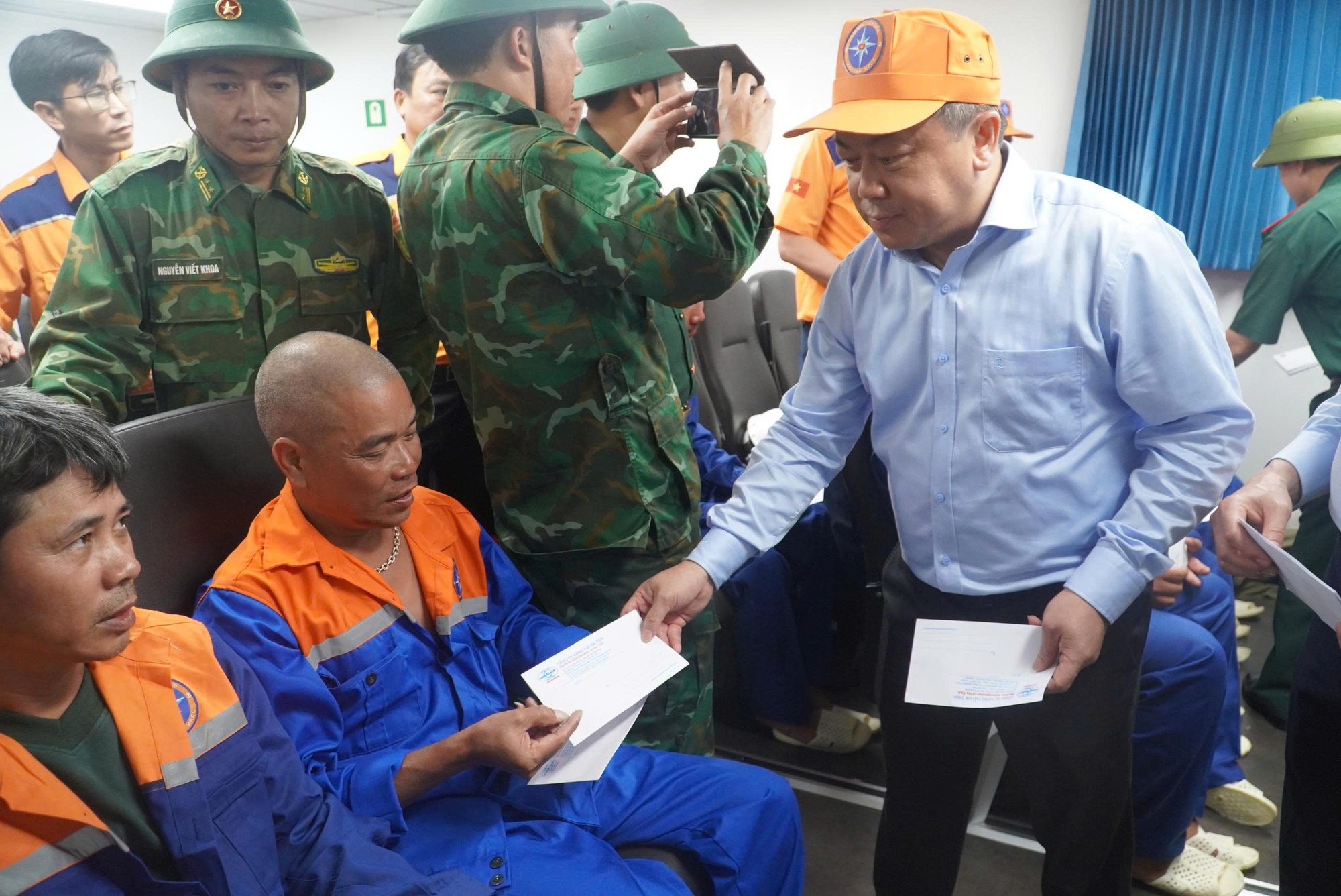 Thuyền viên bị chìm tàu ngoài khơi Vũng Áng: Bật khóc nghĩ mình không còn cơ hội sống- Ảnh 5. Thuyền viên bị chìm tàu ngoài khơi Vũng Áng: Bật khóc nghĩ mình không còn cơ hội sống- Ảnh 5.