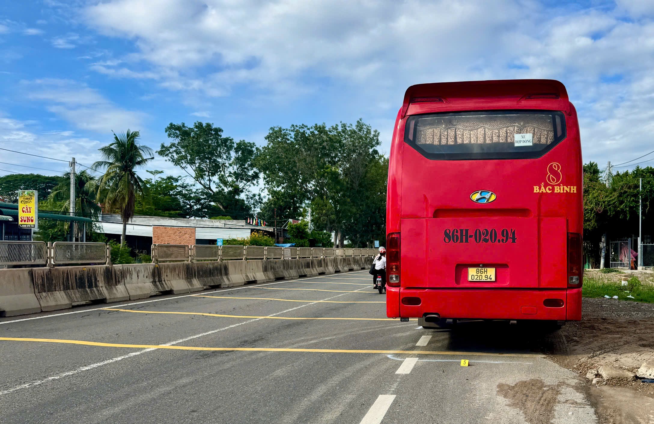 Va chạm xe khách trên QL1, nữ công nhân tử vong thương tâm- Ảnh 2.