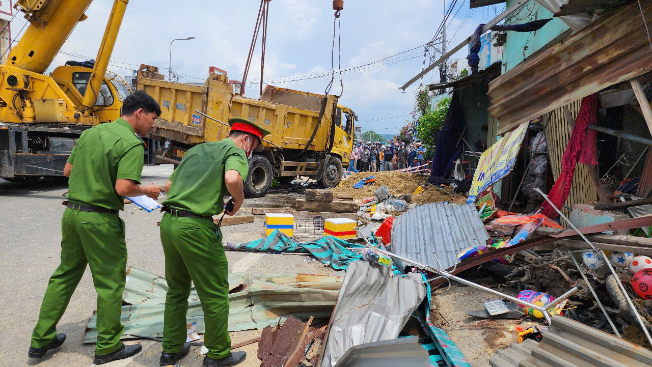 Cận cảnh hiện trường vụ lật xe tải chở cát gây chết người ở Quảng Ngãi- Ảnh 7.