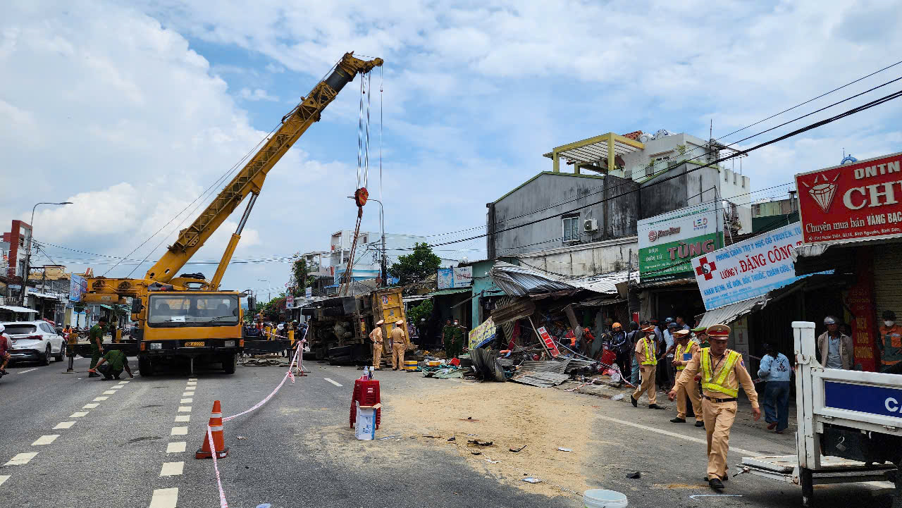 Cận cảnh hiện trường vụ lật xe tải chở cát gây chết người ở Quảng Ngãi- Ảnh 3.