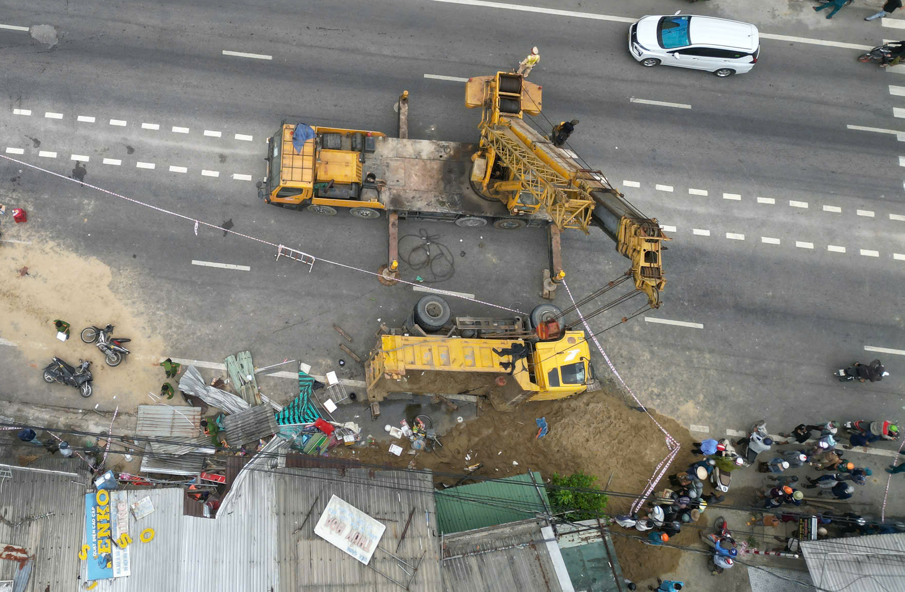 Cận cảnh hiện trường vụ lật xe tải chở cát gây chết người ở Quảng Ngãi- Ảnh 12.