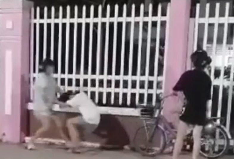 Xác minh hai clip nữ sinh đánh bạn dã man ở An Giang- Ảnh 1. Xác minh hai clip nữ sinh đánh bạn dã man ở An Giang- Ảnh 1.