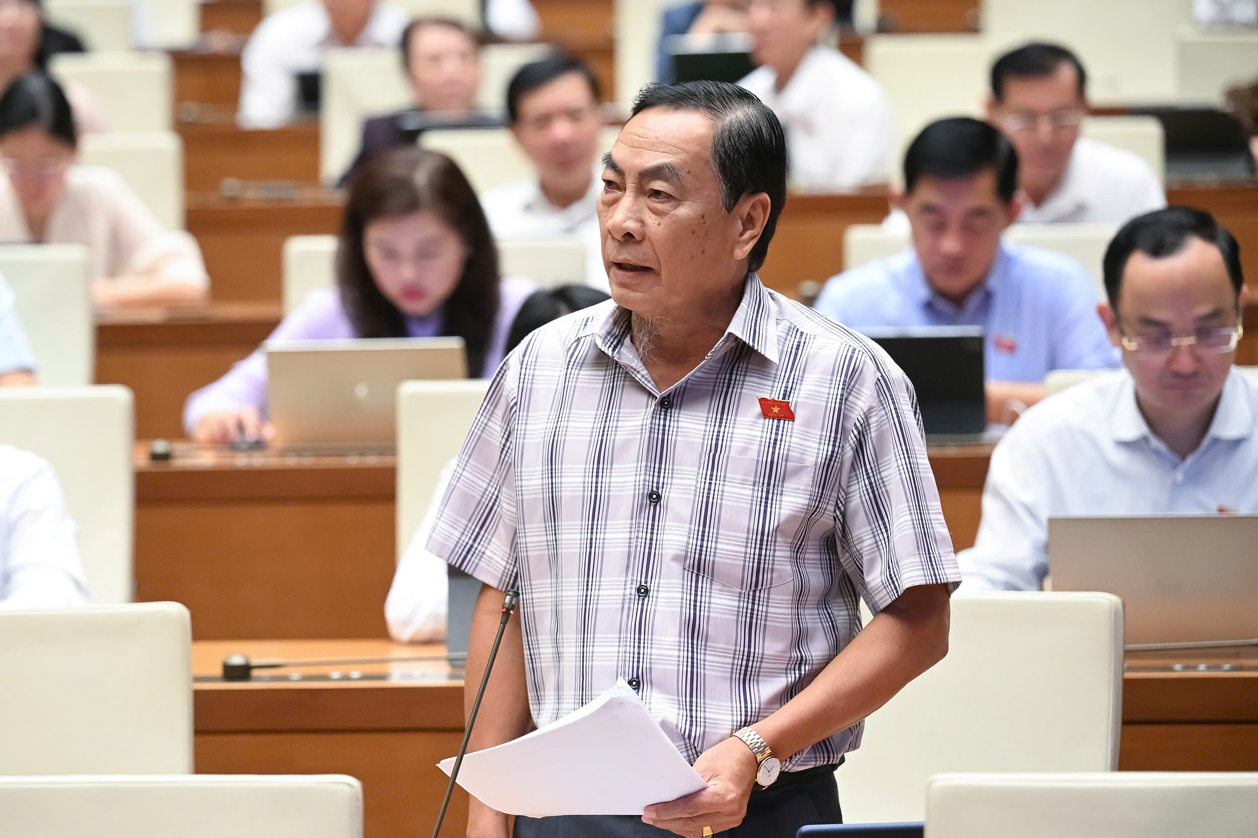 Đại biểu dẫn chứng vụ Trương Mỹ Lan, đề nghị không bỏ tử hình tội tham ô, nhận hối lộ- Ảnh 1. Đại biểu dẫn chứng vụ Trương Mỹ Lan, đề nghị không bỏ tử hình tội tham ô, nhận hối lộ- Ảnh 1.
