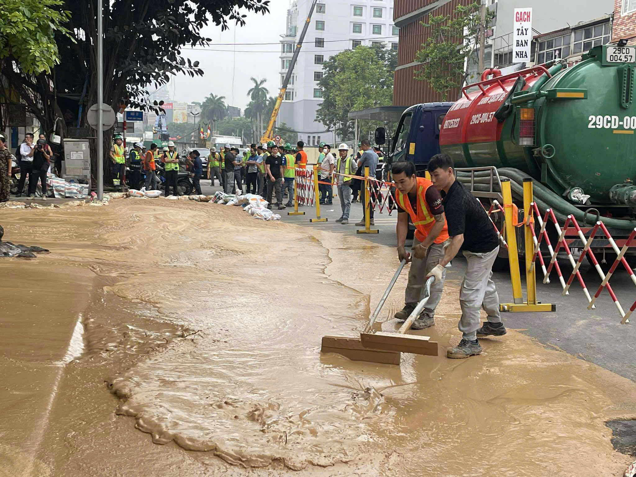 Lại xuất hiện sự cố phun trào phụ gia trên tuyến metro Nhổn - ga Hà Nội- Ảnh 2. Lại xuất hiện sự cố phun trào phụ gia trên tuyến metro Nhổn - ga Hà Nội- Ảnh 2.