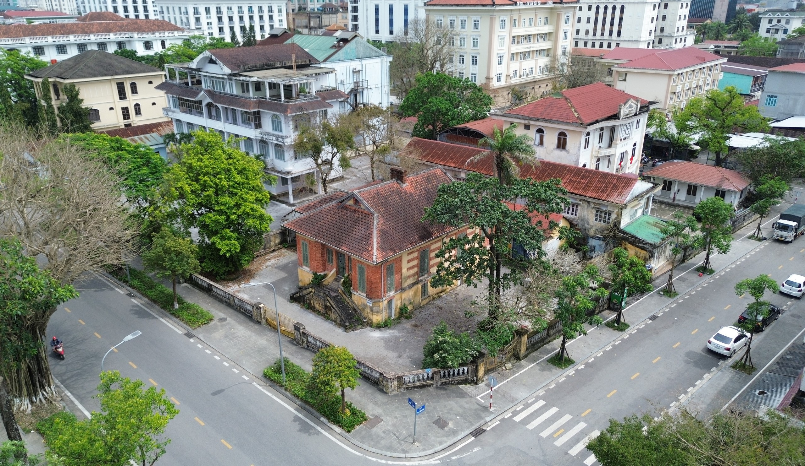 Huế: Loạt trụ sở cũ trên “đất vàng” bỏ hoang gây lãng phí- Ảnh 9. Huế: Loạt trụ sở cũ trên “đất vàng” bỏ hoang gây lãng phí- Ảnh 9.
