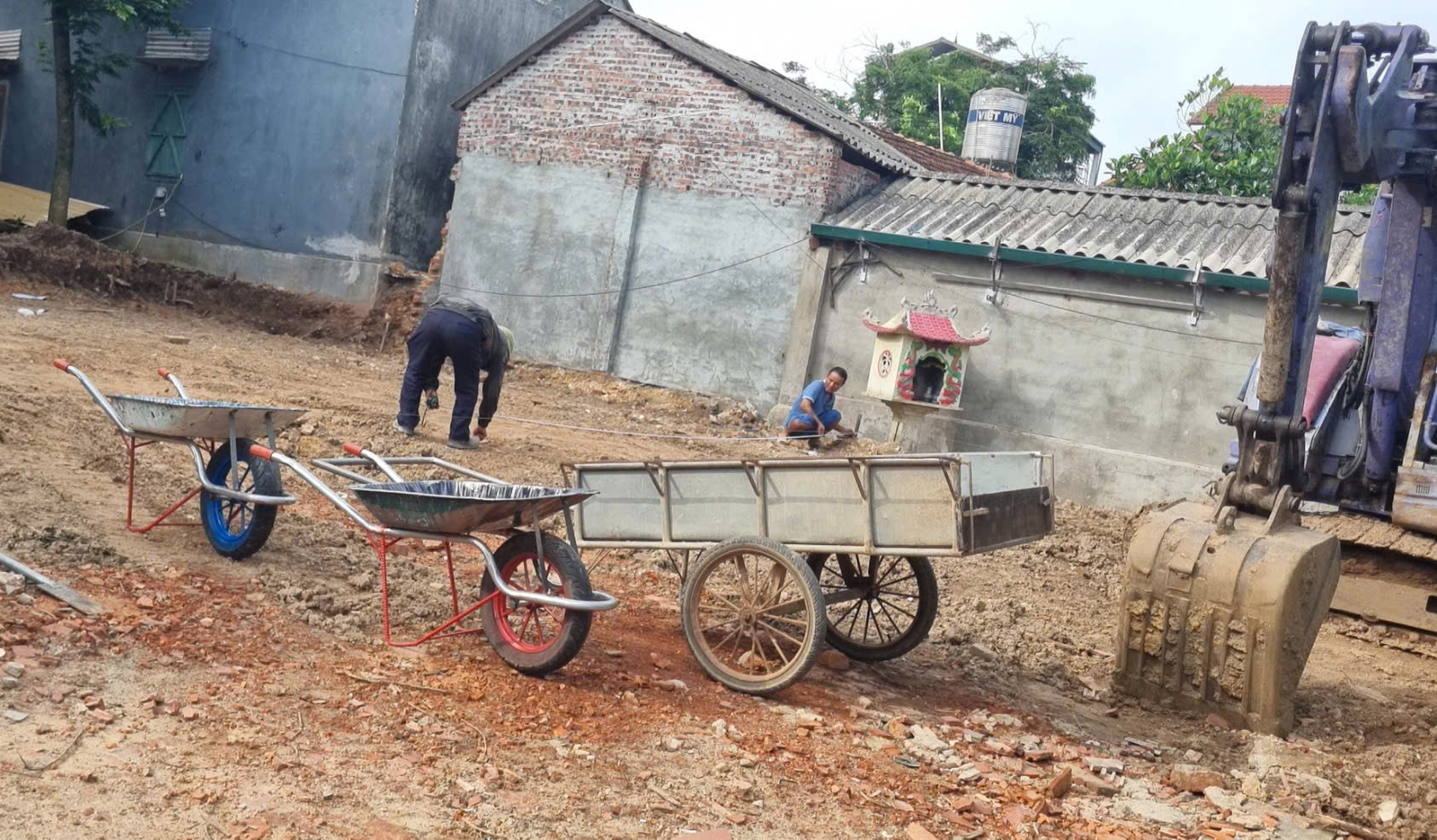 Tam Dương: Bí thư Huyện uỷ kiểm tra tiến độ xây dựng sửa chữa nhà tạm, nhà dột nát- Ảnh 3. Tam Dương: Bí thư Huyện uỷ kiểm tra tiến độ xây dựng sửa chữa nhà tạm, nhà dột nát- Ảnh 3.