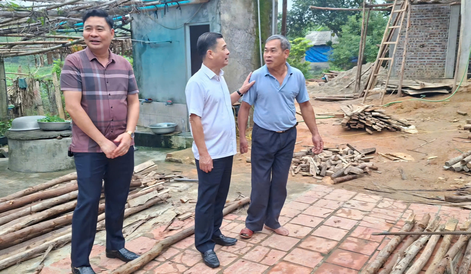 Tam Dương: Bí thư Huyện uỷ kiểm tra tiến độ xây dựng sửa chữa nhà tạm, nhà dột nát- Ảnh 1. Tam Dương: Bí thư Huyện uỷ kiểm tra tiến độ xây dựng sửa chữa nhà tạm, nhà dột nát- Ảnh 1.