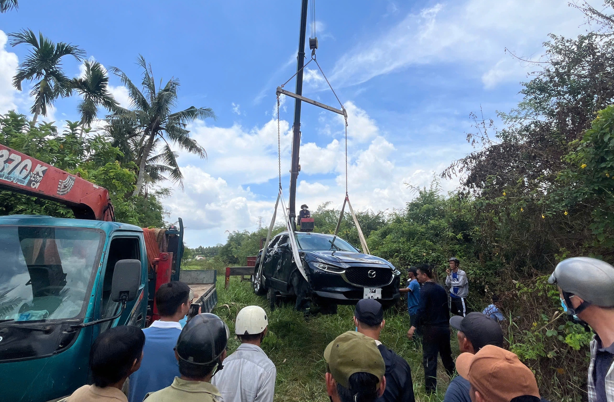 Ô tô lao xuống sông, ông và cháu ngoại thoát nạn trong gang tấc- Ảnh 2. Ô tô lao xuống sông, ông và cháu ngoại thoát nạn trong gang tấc- Ảnh 2.