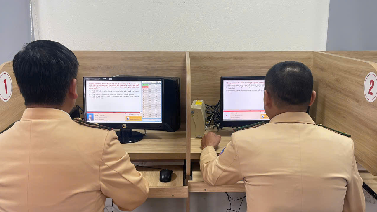 Áp dụng bộ 600 câu hỏi sát hạch lái xe mới, học viên không thể học mẹo- Ảnh 2. Áp dụng bộ 600 câu hỏi sát hạch lái xe mới, học viên không thể học mẹo- Ảnh 2.