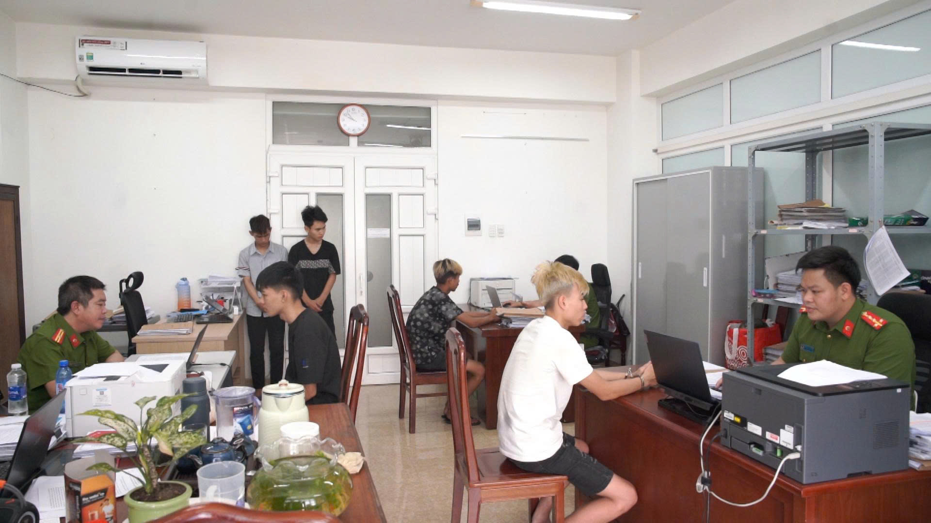 Huế: Bắt giữ nhóm đối tượng trộm cắp 6 xe máy- Ảnh 1. Huế: Bắt giữ nhóm đối tượng trộm cắp 6 xe máy- Ảnh 1.