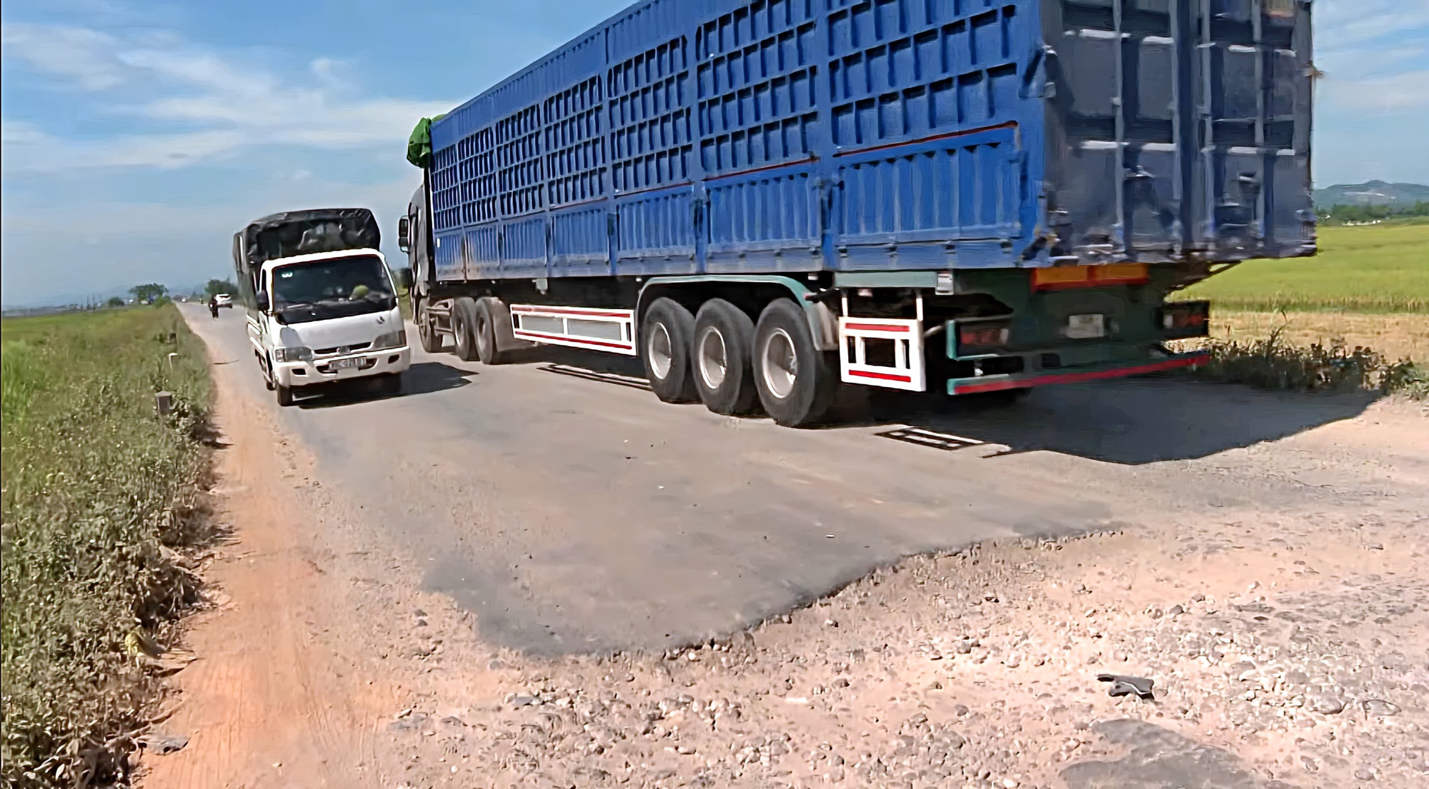 Đường ĐH20 nối Nghệ An - Hà Tĩnh xuống cấp, người dân lo ngại khi lưu thông- Ảnh 1. Đường ĐH20 nối Nghệ An - Hà Tĩnh xuống cấp, người dân lo ngại khi lưu thông- Ảnh 1.