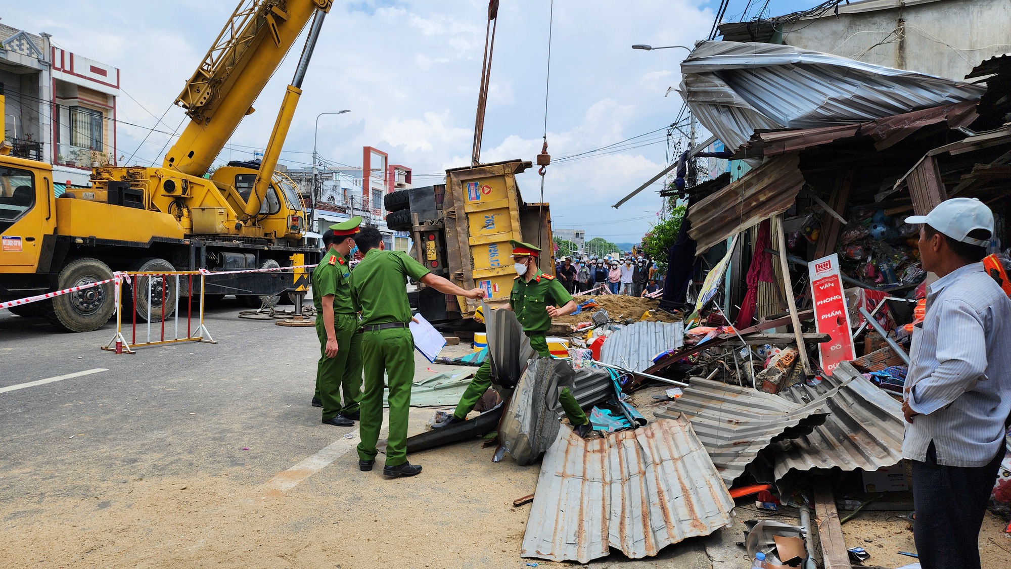 Vụ lật xe ben trên QL1 qua Quảng Ngãi: Thêm trường hợp tử vong sau 2 ngày điều trị- Ảnh 1. Vụ lật xe ben trên QL1 qua Quảng Ngãi: Thêm trường hợp tử vong sau 2 ngày điều trị- Ảnh 1.