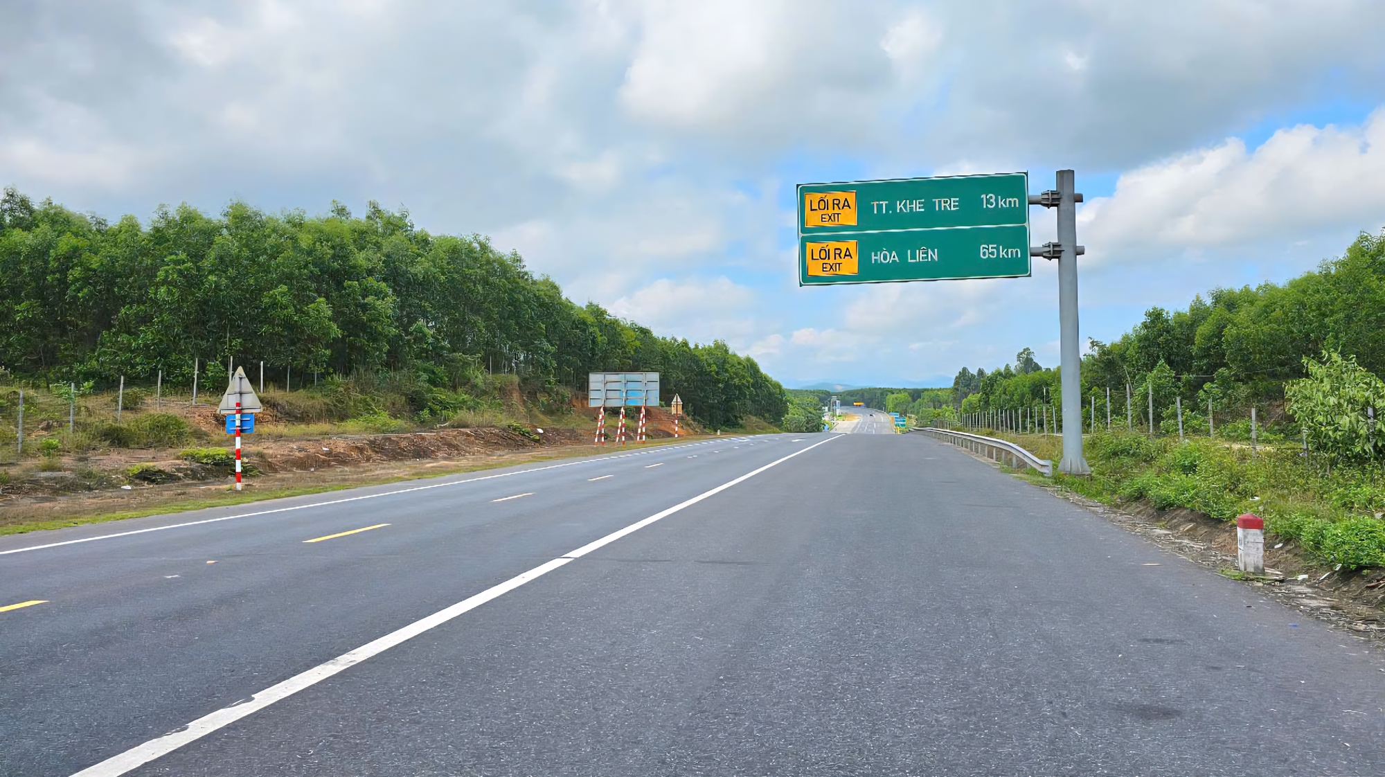 Cận cảnh tuyến La Sơn - Hòa Liên trước giờ mở rộng thành cao tốc- Ảnh 13. Cận cảnh tuyến La Sơn - Hòa Liên trước giờ mở rộng thành cao tốc- Ảnh 13.
