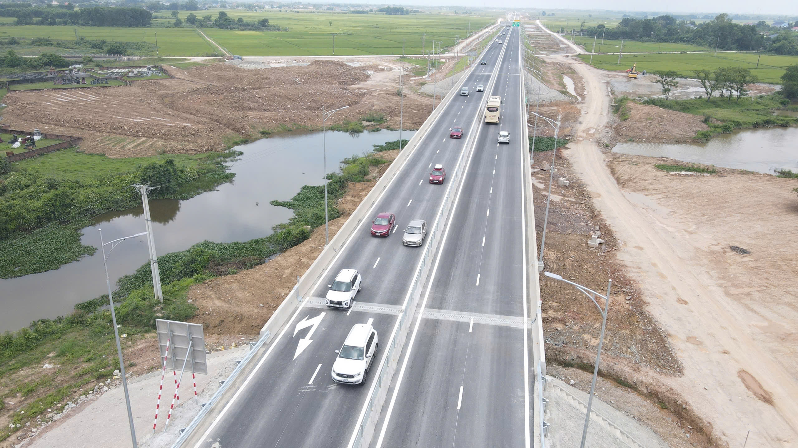 Bộ Xây dựng chỉ đạo các chủ đầu tư đánh giá, thưởng nhà thầu vượt tiến độ- Ảnh 1. Bộ Xây dựng chỉ đạo các chủ đầu tư đánh giá, thưởng nhà thầu vượt tiến độ- Ảnh 1.