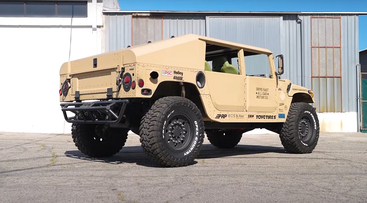 Xe quân sự Humvee lột xác thành xe chở học sinh- Ảnh 4. Xe quân sự Humvee lột xác thành xe chở học sinh- Ảnh 4.
