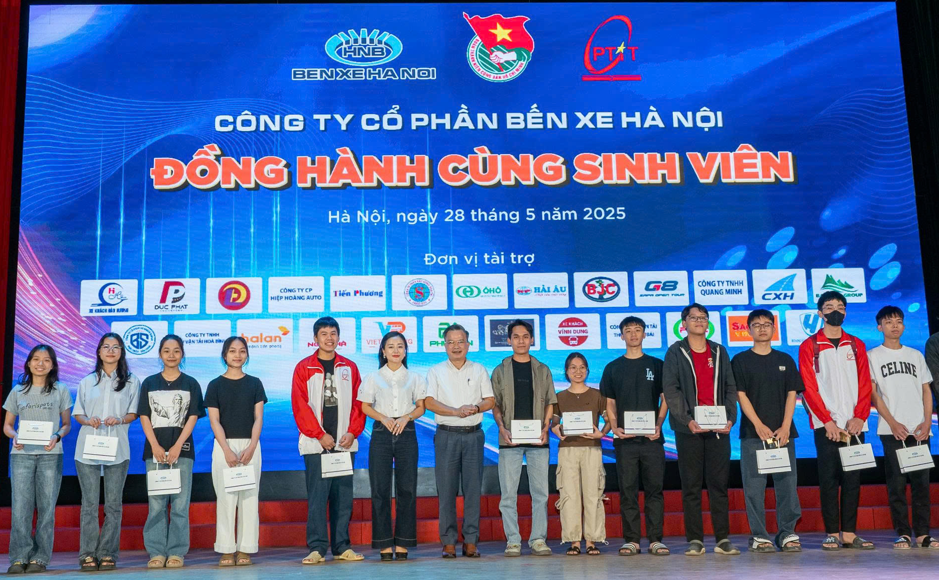 Bến xe Hà Nội và 25 doanh nghiệp vận tải giảm giá vé xe khách cho sinh viên- Ảnh 2. Bến xe Hà Nội và 25 doanh nghiệp vận tải giảm giá vé xe khách cho sinh viên- Ảnh 2.