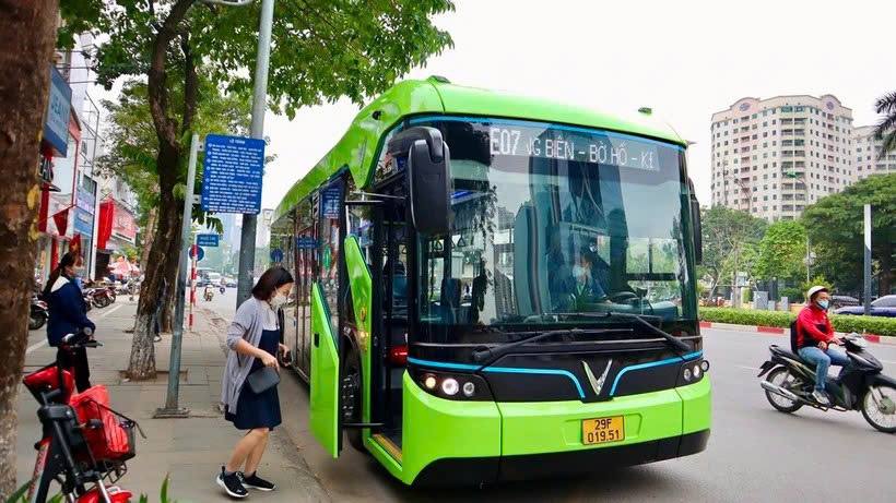 Xanh hóa toàn bộ xe buýt ở Hà Nội vào năm 2030- Ảnh 1. Xanh hóa toàn bộ xe buýt ở Hà Nội vào năm 2030- Ảnh 1.