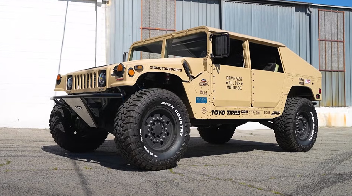 Xe quân sự Humvee lột xác thành xe chở học sinh- Ảnh 1. Xe quân sự Humvee lột xác thành xe chở học sinh- Ảnh 1.