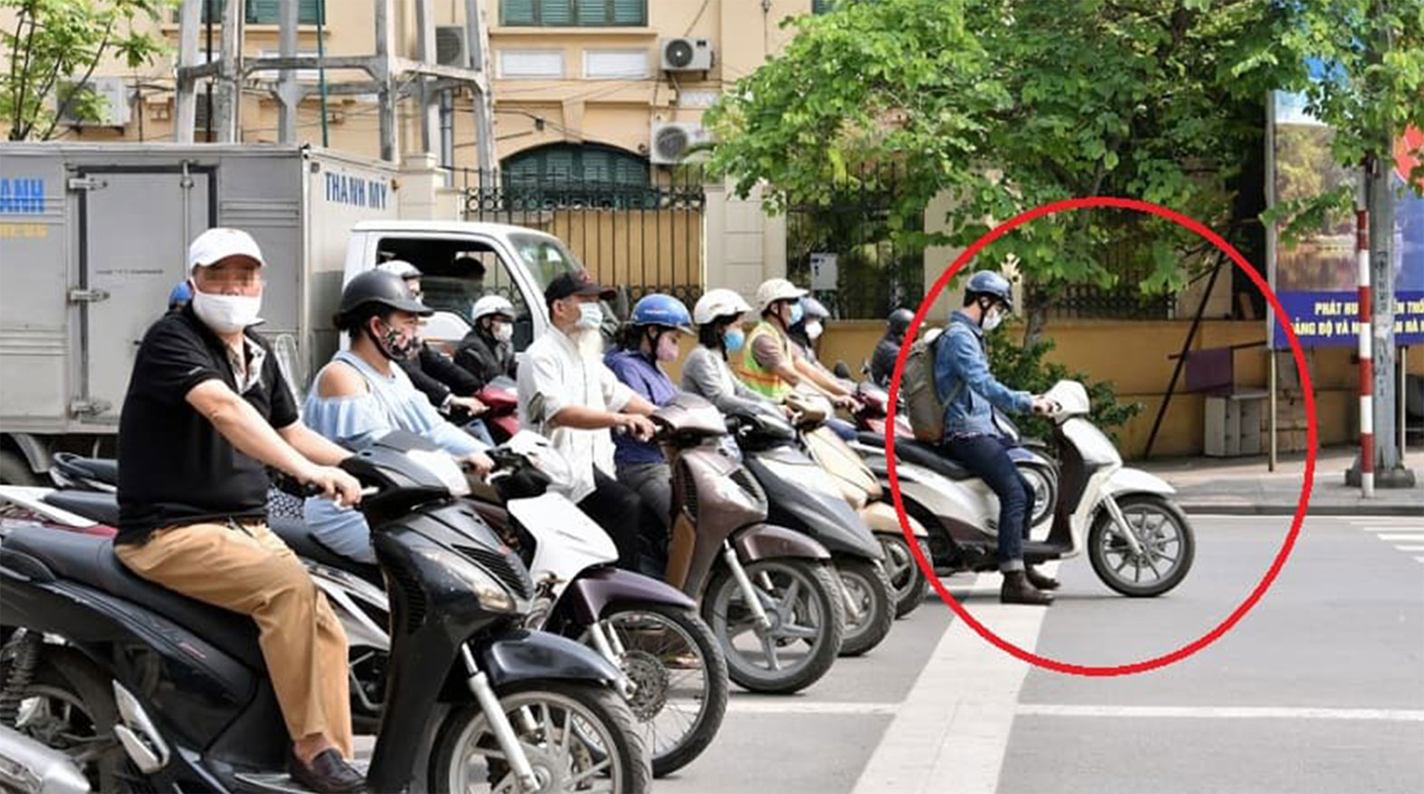 Dừng xe quá vạch có bị phạt lỗi vượt đèn đỏ?- Ảnh 1. Dừng xe quá vạch có bị phạt lỗi vượt đèn đỏ?- Ảnh 1.
