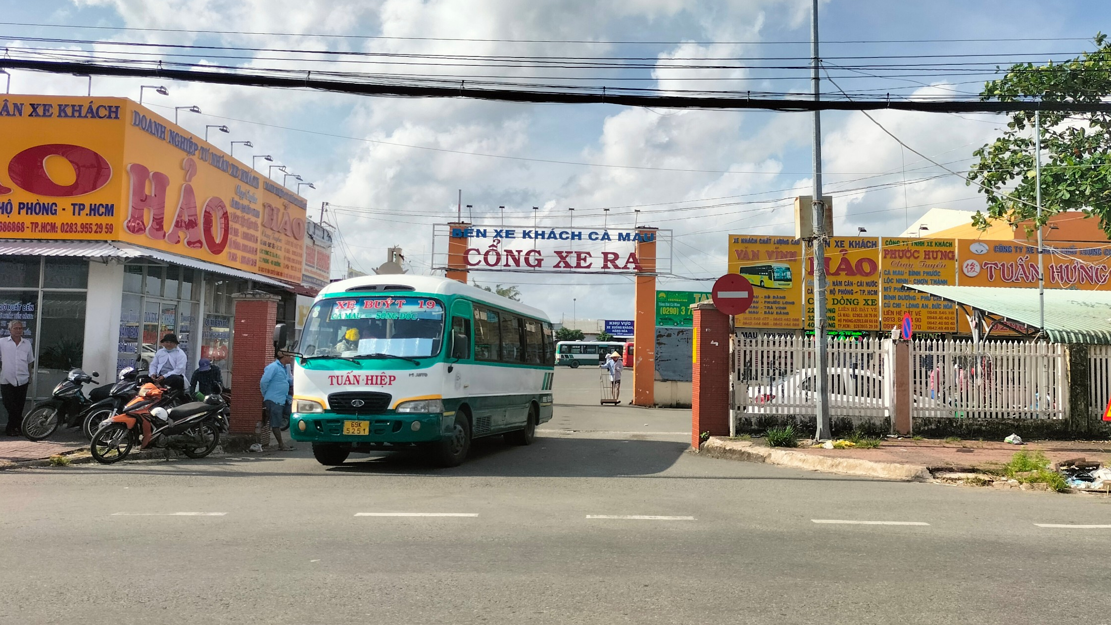 Cà Mau tăng chuyến xe buýt phục vụ kỳ thi tốt nghiệp THPT năm 2025- Ảnh 1. Cà Mau tăng chuyến xe buýt phục vụ kỳ thi tốt nghiệp THPT năm 2025- Ảnh 1.