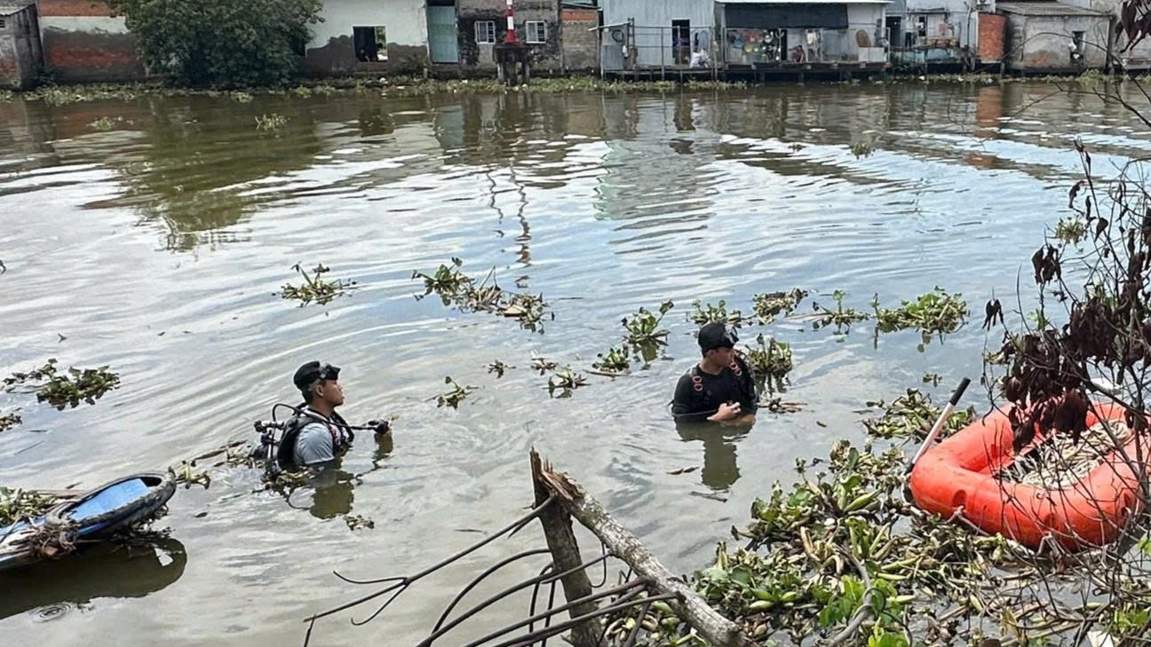 Tìm thấy thi thể bé trai 11 tuổi mất tích trên sông Bạc Liêu - Cà Mau- Ảnh 1. Tìm thấy thi thể bé trai 11 tuổi mất tích trên sông Bạc Liêu - Cà Mau- Ảnh 1.