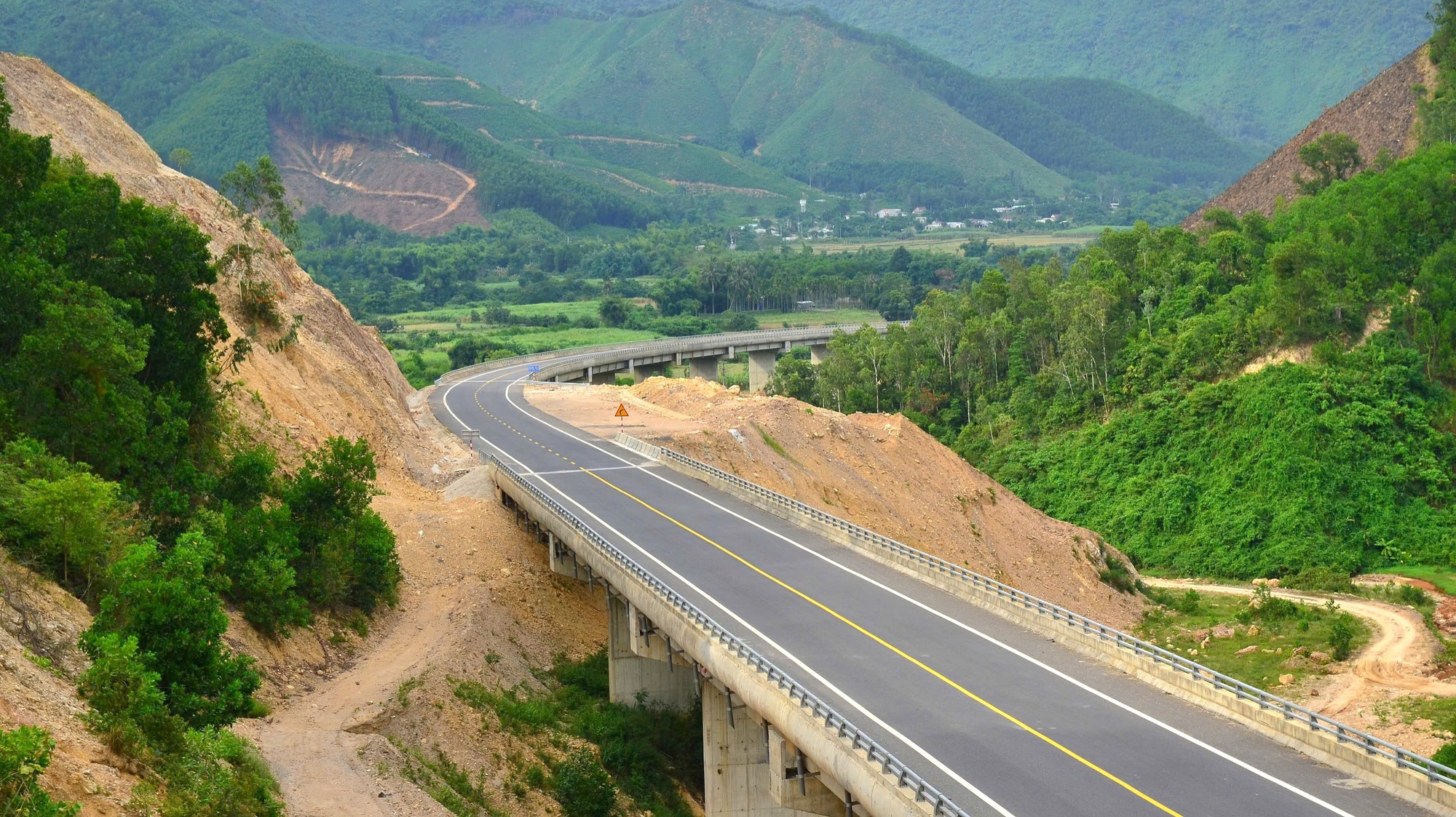 Cận cảnh tuyến La Sơn - Hòa Liên trước giờ mở rộng thành cao tốc- Ảnh 4. Cận cảnh tuyến La Sơn - Hòa Liên trước giờ mở rộng thành cao tốc- Ảnh 4.