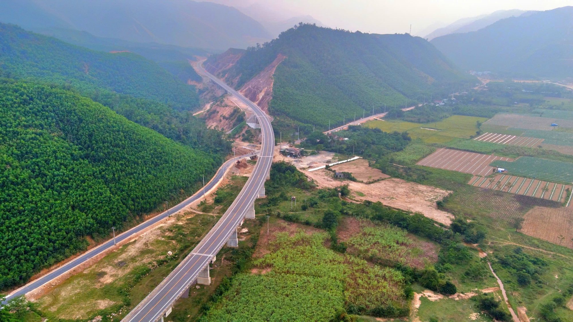 Cận cảnh tuyến La Sơn - Hòa Liên trước giờ mở rộng thành cao tốc- Ảnh 7. Cận cảnh tuyến La Sơn - Hòa Liên trước giờ mở rộng thành cao tốc- Ảnh 7.